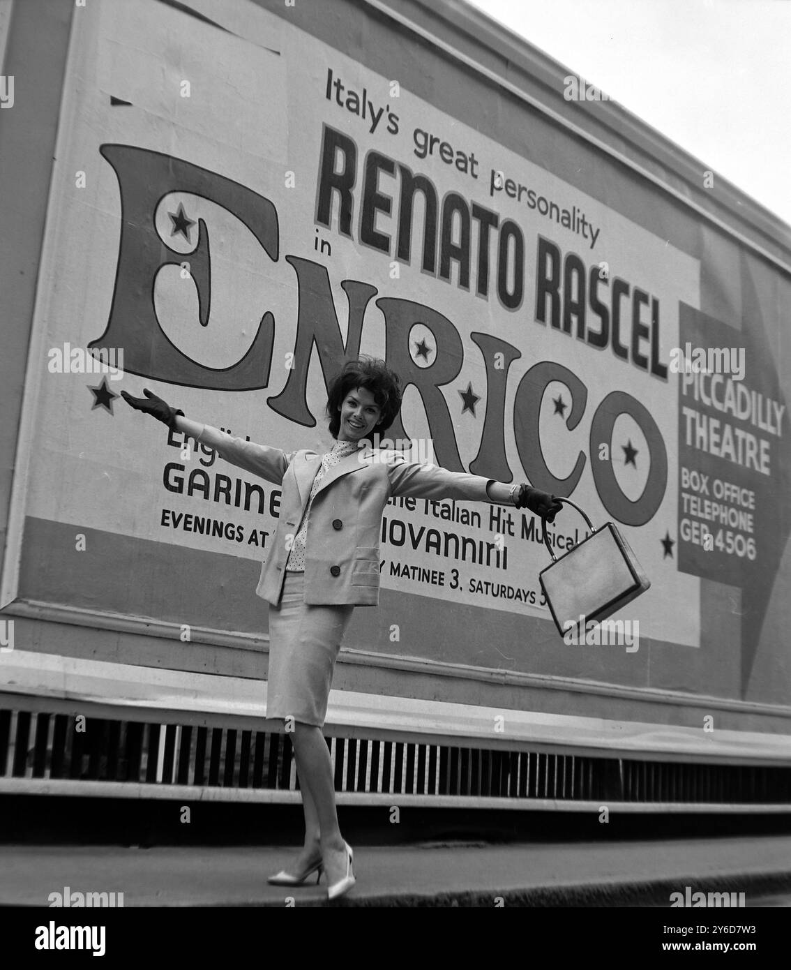 DANSEUSE ANGLAISE GLORIA PAUL AU BILBOARD À LONDRES ; 12 JUILLET 1963 Banque D'Images
