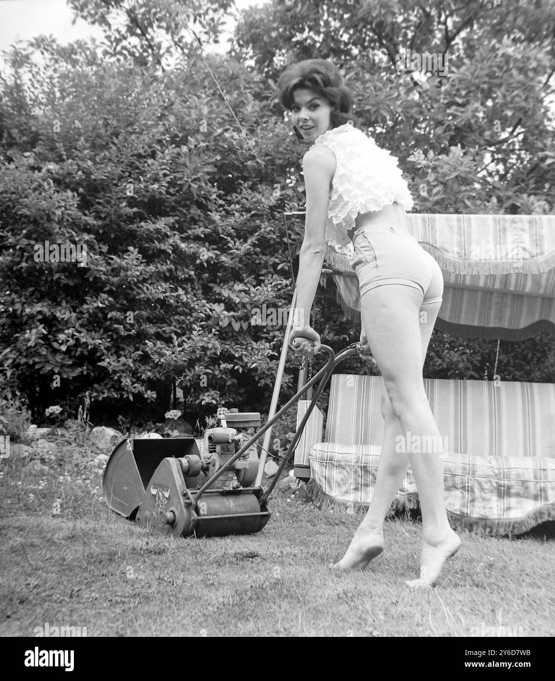 DANSEUSE ANGLAISE GLORIA PAUL CHEZ ELLE À ILFORD, ESSEX ; 12 JUILLET 1963 Banque D'Images