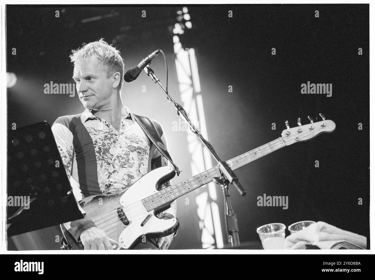 STING, ALL THIS TIME TOURNÉE, CONCERT, 2001 : L'auteur-compositeur-interprète Sting jouant une vieille guitare Fender Bass battue en live lors de la tournée 'All This Time' Live Tour au château de Cardiff, au pays de Galles, au Royaume-Uni, le 27 juillet 2001. Photo : Rob Watkins. INFO : Sting – né Gordon Sumner en 1951 à Wallsend – musicien et ancien leader de la police. Connu pour sa voix distinctive et son style de mélange de genres, il a exploré le rock, le jazz, le reggae et la musique classique dans sa carrière solo, créant des tubes comme Fields of Gold et Shape of My Heart. Banque D'Images