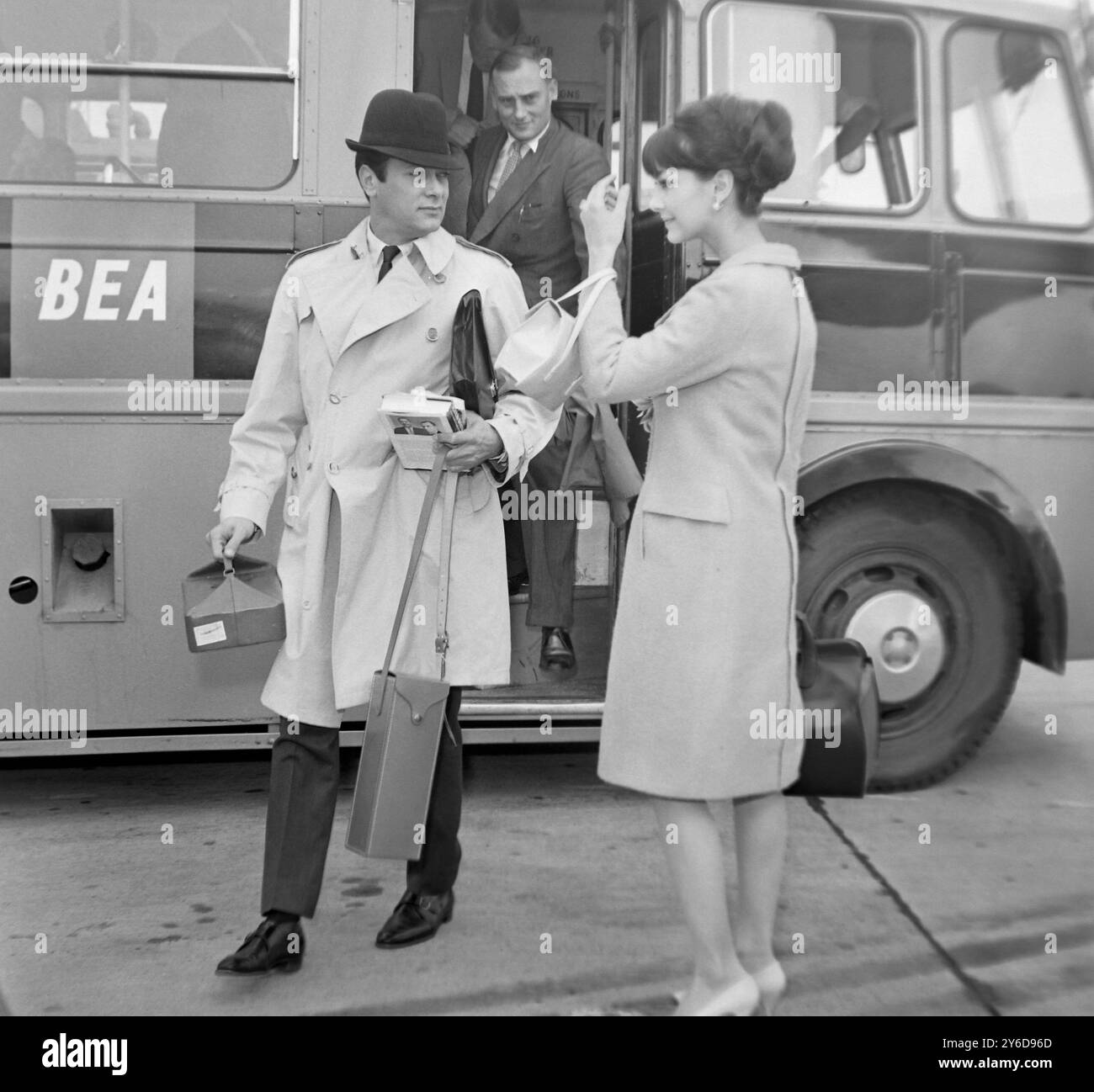 CHRISTINE KAUFMANN ET TONY CURTIS À L'AÉROPORT DE LONDRES / ; 5 JUILLET 1963 Banque D'Images