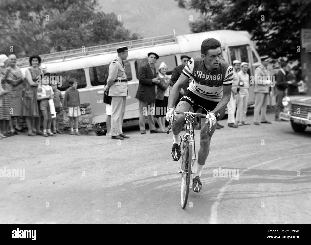 CYCLISTE GUY IGNOLIN COUREUR AU TOUR DE FRANCE À LUCHON / ; 5 JUILLET 1963 Banque D'Images