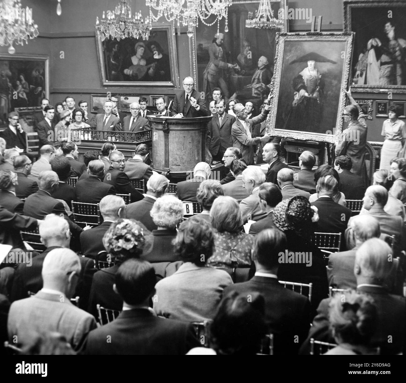 LA BELLE FEMME DE STRASBOURG VA CHERCHER £145000 À LA MAISON DE VENTE AUX ENCHÈRES SOTHERBYS À LONDRES ; 3 JUILLET 1963 Banque D'Images