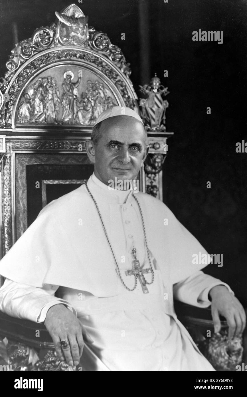 30 JUIN 1963 PORTRAIT OFFICIEL DU NOUVEAU PAPE PAUL VI, LE CARDINAL GIOVANNI BATTISTA MONTINI, ASSIS SUR LE TRÔNE PONTIFICAL, CITÉ DU VATICAN, ROME, ITALIE. Banque D'Images