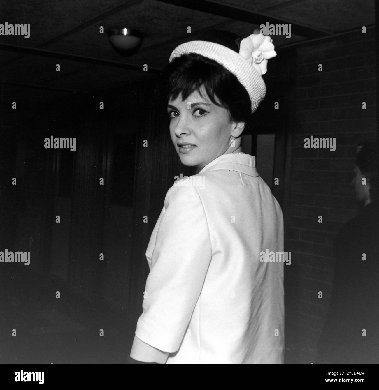 GINA LOLLOBRIGIDA À L'AÉROPORT DE LONDRES / ; 24 JUIN 1963 Banque D'Images