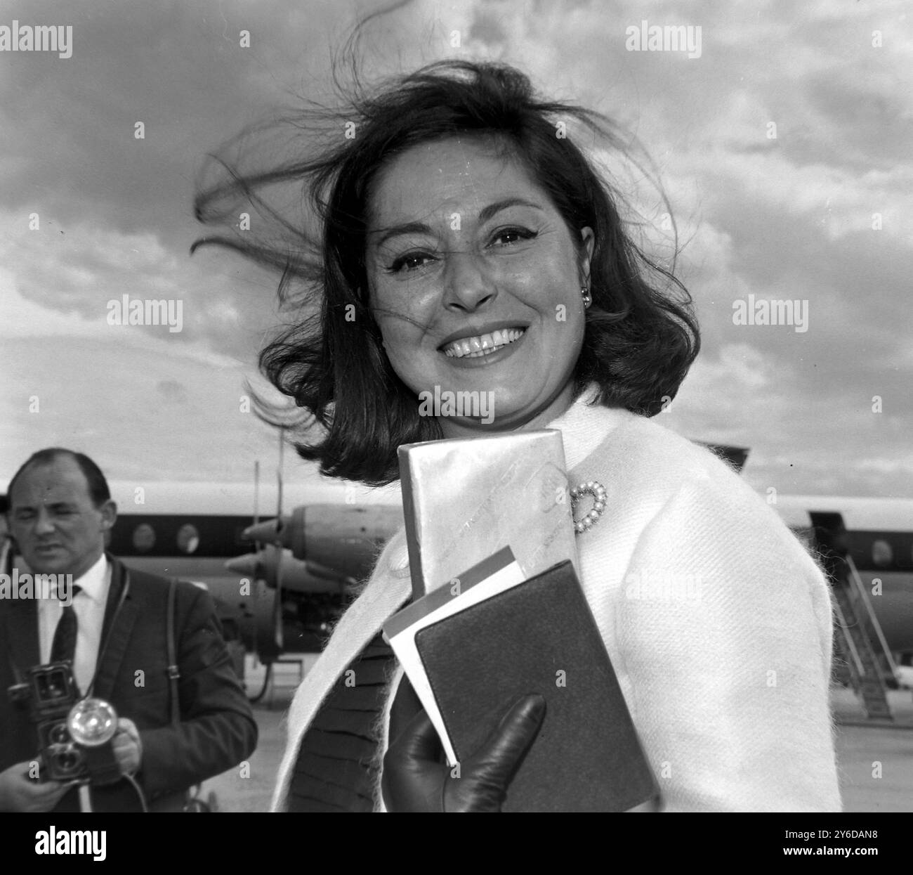 L'ACTRICE ITALIENNE LEA PADOVANI À L'AÉROPORT DE LONDRES / ; 23 JUIN 1963 Banque D'Images