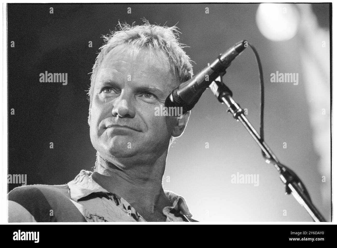 STING, ALL THIS TIME TOURNÉE, CONCERT, 2001 : L'auteur-compositeur-interprète Sting joue en direct sur la tournée 'All this time' Live Tour au château de Cardiff, au pays de Galles, au Royaume-Uni, le 27 juillet 2001. Photo : Rob Watkins. INFO : Sting – né Gordon Sumner en 1951 à Wallsend – musicien et ancien leader de la police. Connu pour sa voix distinctive et son style de mélange de genres, il a exploré le rock, le jazz, le reggae et la musique classique dans sa carrière solo, créant des tubes comme Fields of Gold et Shape of My Heart. Banque D'Images