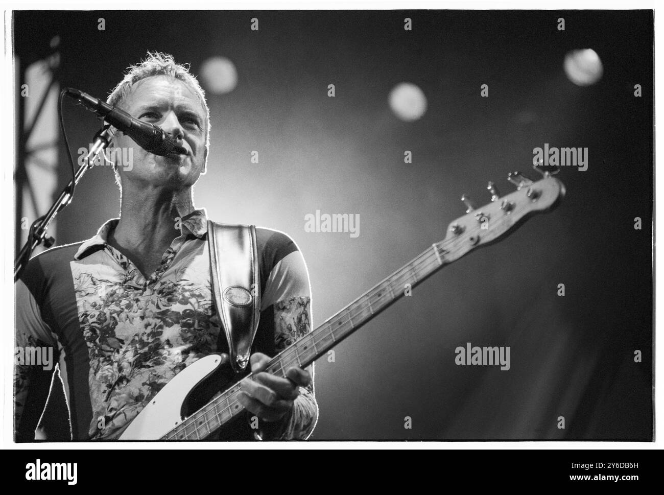 STING, ALL THIS TIME TOURNÉE, CONCERT, 2001 : L'auteur-compositeur-interprète Sting jouant une vieille guitare Fender Bass battue en live lors de la tournée 'All This Time' Live Tour au château de Cardiff, au pays de Galles, au Royaume-Uni, le 27 juillet 2001. Photo : Rob Watkins. INFO : Sting – né Gordon Sumner en 1951 à Wallsend – musicien et ancien leader de la police. Connu pour sa voix distinctive et son style de mélange de genres, il a exploré le rock, le jazz, le reggae et la musique classique dans sa carrière solo, créant des tubes comme Fields of Gold et Shape of My Heart. Banque D'Images