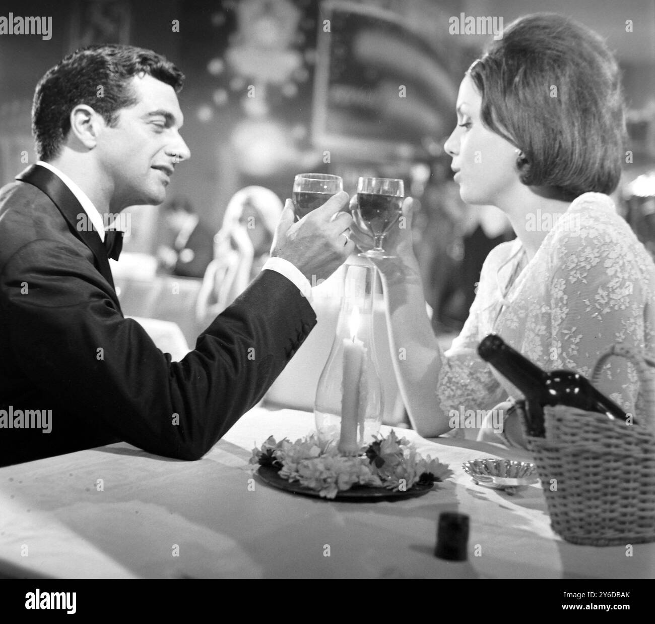 CAROLINE MAUDLING AVEC FRANKIE VAUGHAN SUR LE PLATEAU DE TÉLÉVISION IT'S ALL OVER TOWN IN BOREHAM WOOD ; 17 JUIN 1963 Banque D'Images CAROLINE MAUDLING AVEC FRANKIE VAUGHAN SUR LE PLATEAU DE TÉLÉVISION IT'S ALL OVER TOWN IN BOREHAM WOOD ; 17 JUIN 1963 Banque D'Images