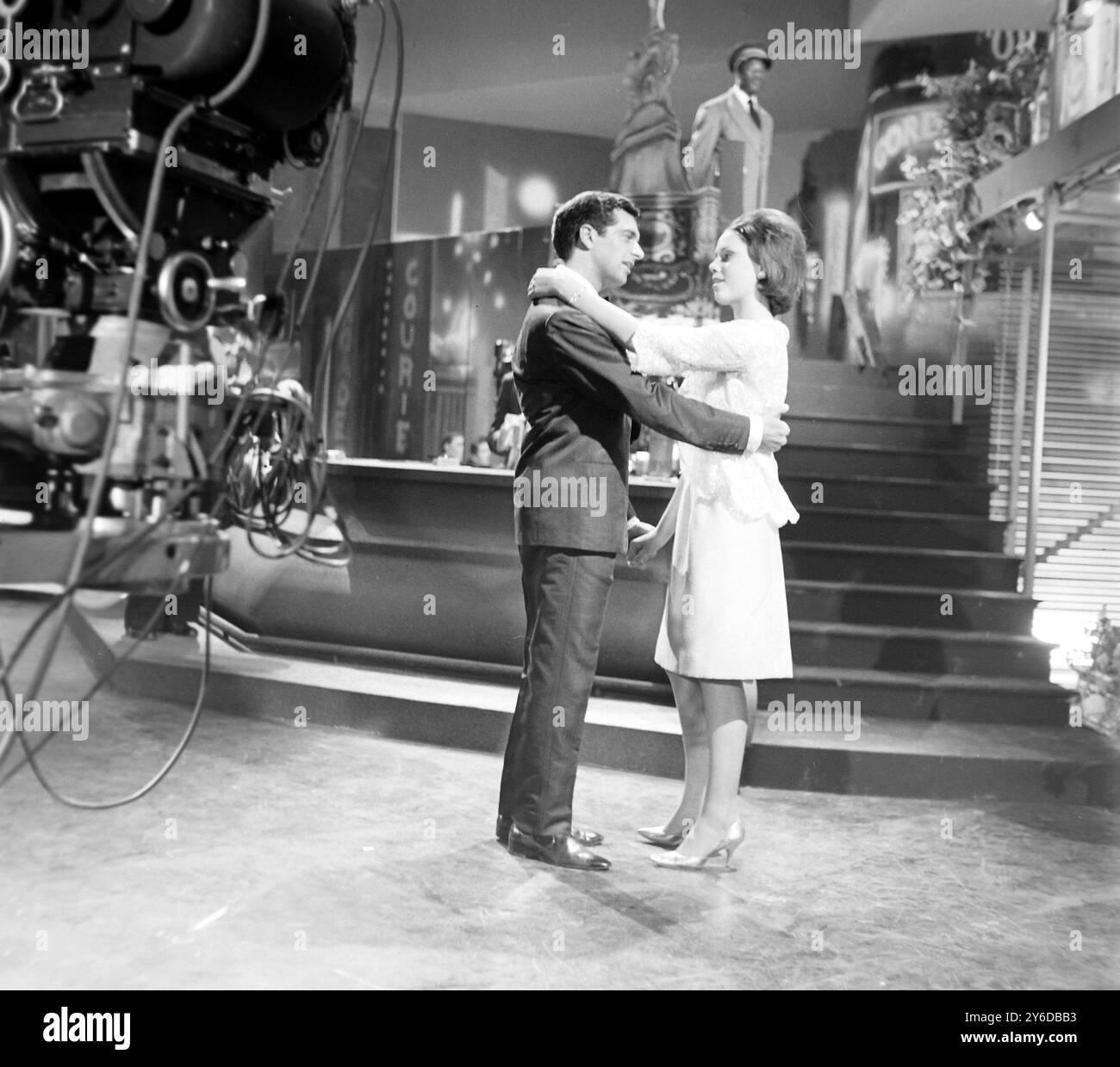 CAROLINE MAUDLING AVEC FRANKIE VAUGHAN SUR LE PLATEAU DE TÉLÉVISION IT'S ALL OVER TOWN IN BOREHAM WOOD / ; 17 JUIN 1963 Banque D'Images CAROLINE MAUDLING AVEC FRANKIE VAUGHAN SUR LE PLATEAU DE TÉLÉVISION IT'S ALL OVER TOWN IN BOREHAM WOOD / ; 17 JUIN 1963 Banque D'Images
