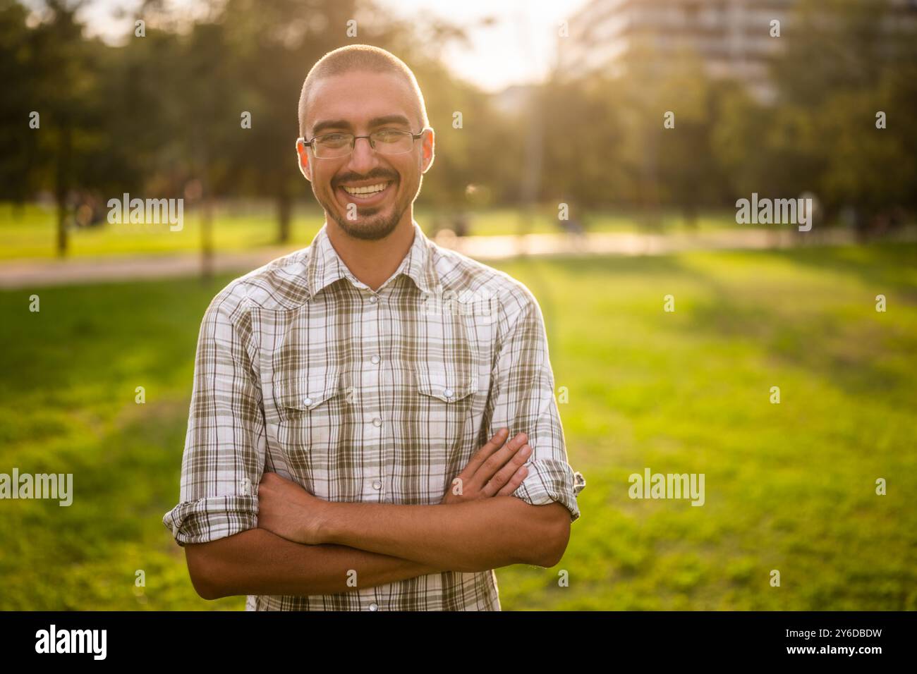 Portrait d'homme adulte heureux dans le parc. Banque D'Images