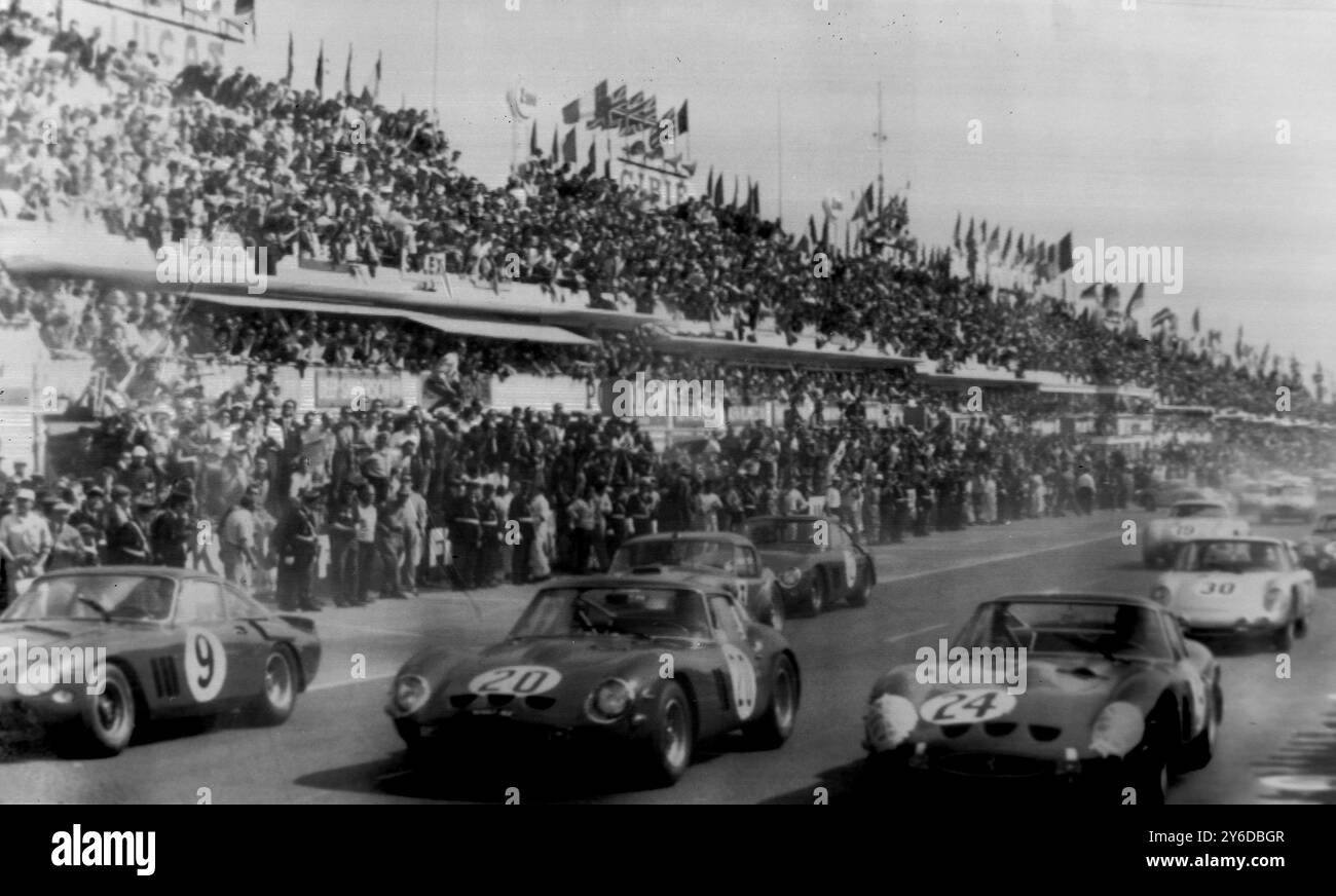 DÉPART DE LA COURSE DE 24 HEURES AU MANS, FRANCE / ; 15 JUIN 1963 Banque D'Images