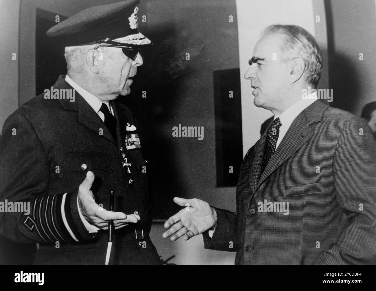LE PREMIER MINISTRE GREC CONSTANTIN KARAMANLIS DÉMISSIONNE DE SON CABINET À ATHÈNES ; 13 JUIN 1963 Banque D'Images