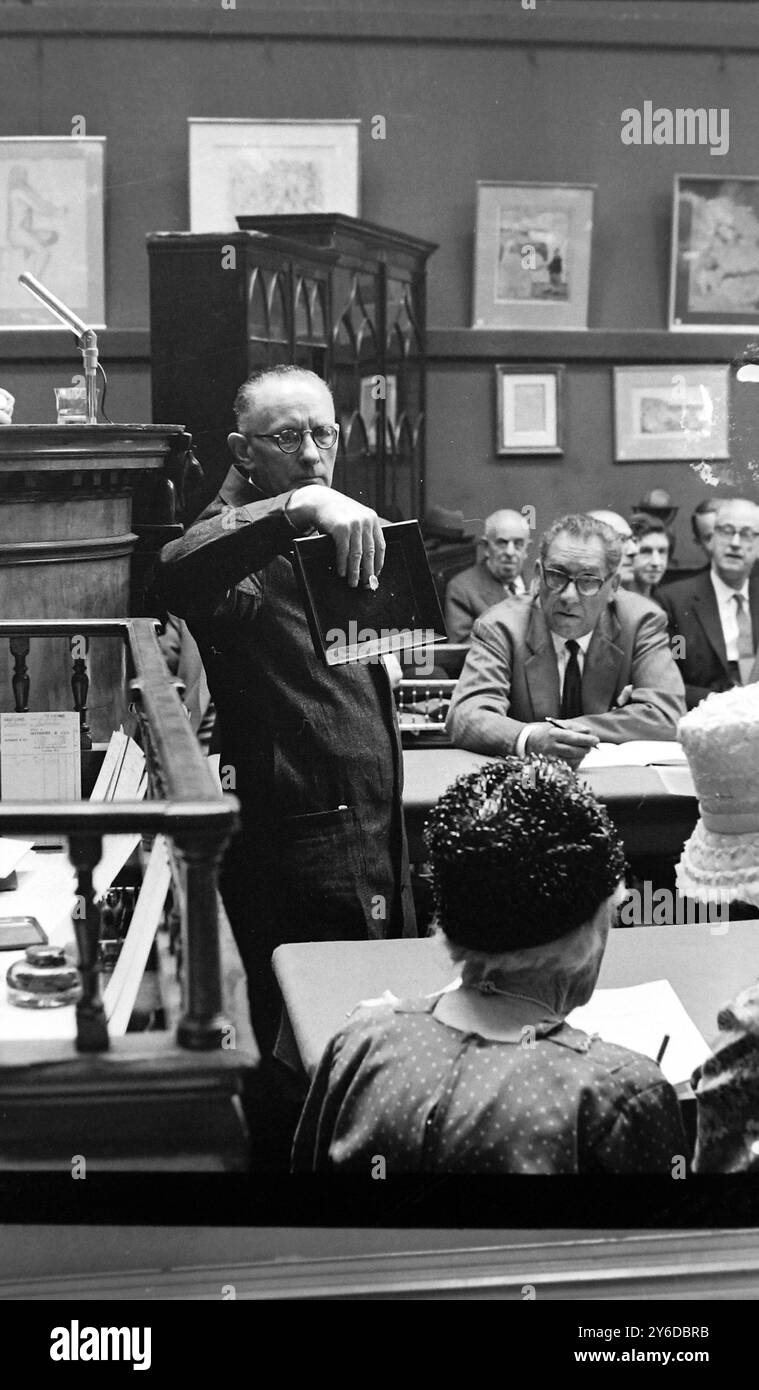 LA PLUS GRANDE VENTE DE BIJOUX BRITANNIQUE À LA MAISON DE VENTE AUX ENCHÈRES SOTHERBYS À LONDRES / ; 13 JUIN 1963 Banque D'Images