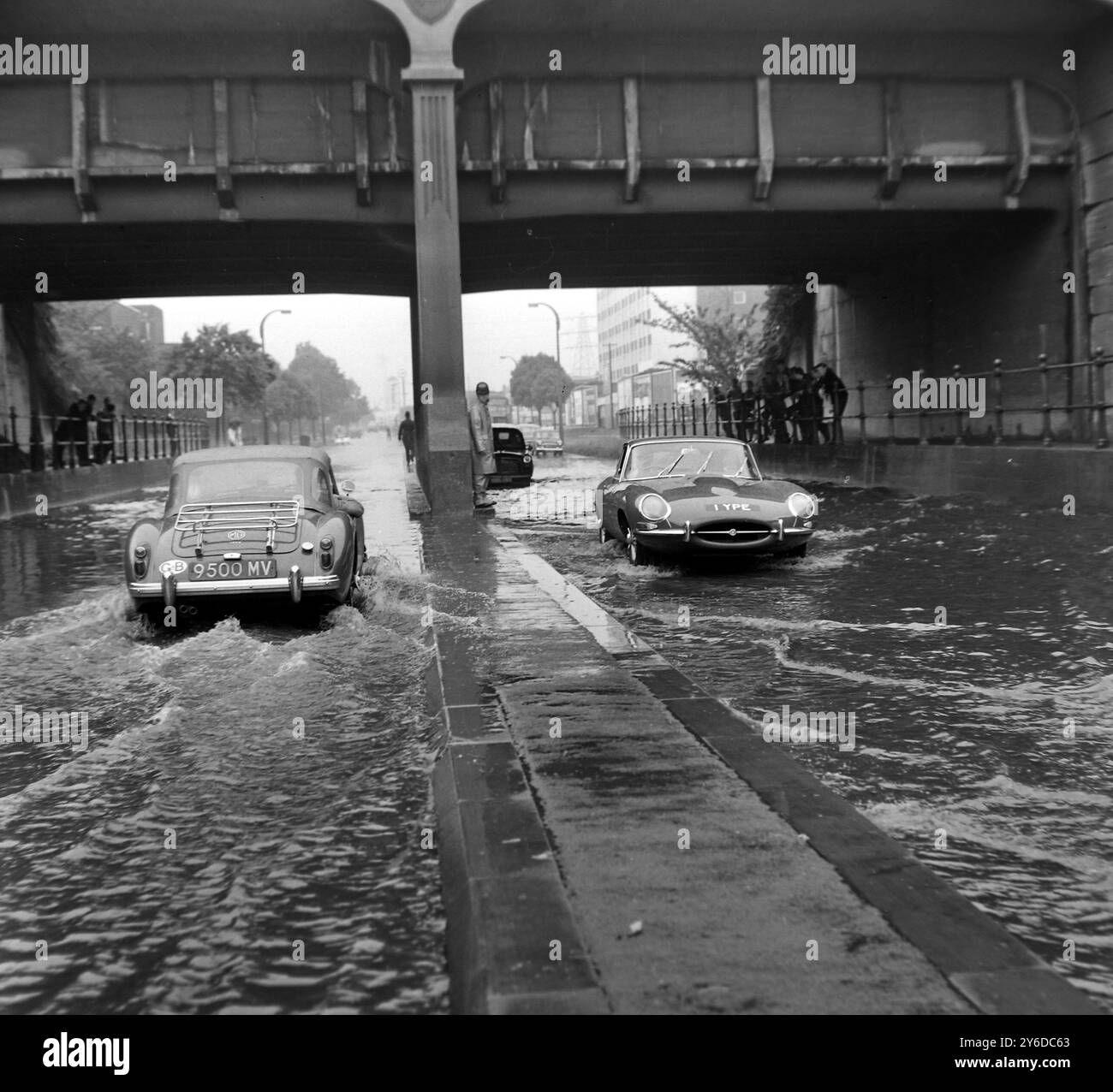 FLOODS NORTH CIRCLE ROAD A INONDÉ DES VOITURES ÉCLABOUSSANT À LONDRES ; LE 10 JUIN 1963 Banque D'Images