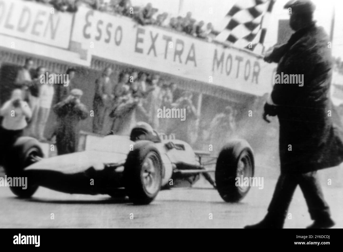 MOTOR CAR BELGIUM GRAND PRIX - VICTOIRE POUR LE PILOTE JIM CLARK V 8 LOTUS FRANCHIT LA LIGNE D'ARRIVÉE ; 10 JUIN 1963 Banque D'Images