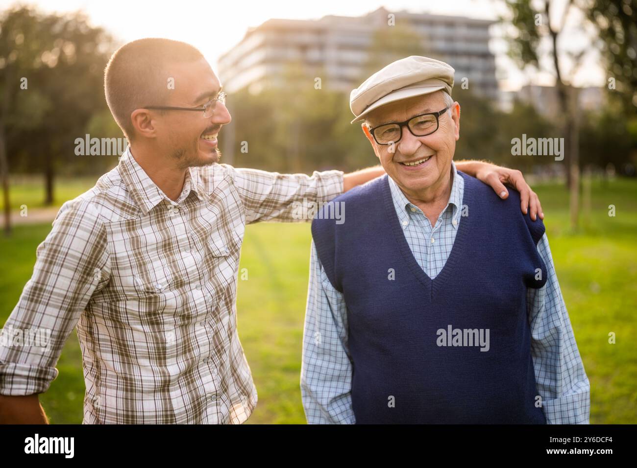 Portrait d'heureux grand-père et petit-fils dans le parc. Banque D'Images