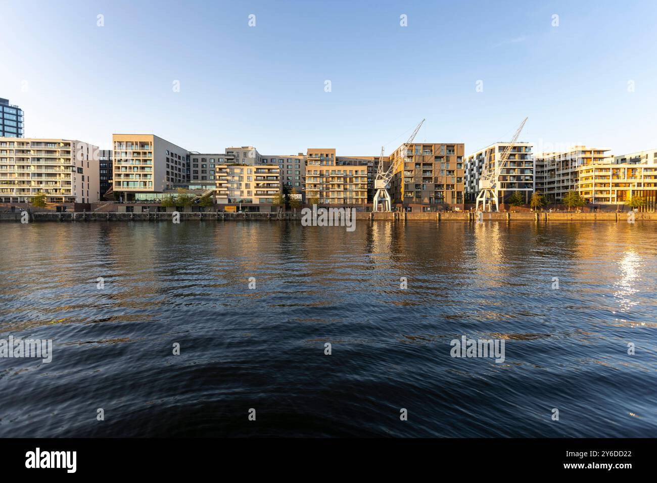 Häuser am Baakenhafen in der HafenCity à Hambourg. 21.09.2024, UE, DEU, Deutschland, Hambourg, Hambourg : Die HafenCity, eines der größten innerstädtischen Bauprojekte Europas. Wohnen am Baakenhafen. Zwischen August 1900 und mai 1907 fanden im Baakenhafen mindestens 86 Truppen- und Materialtransporte durch die Woermann Linie für den Kolonialkrieg in Namibia State. UE, DEU, Allemagne, Hambourg, Hambourg : HafenCity, un des plus grands projets de construction de centre-ville en Europe. Vivre au port de Baakenhafen. Entre août 1900 et mai 1907, au moins 86 transports de troupes et de matériel pour le W colonial Banque D'Images