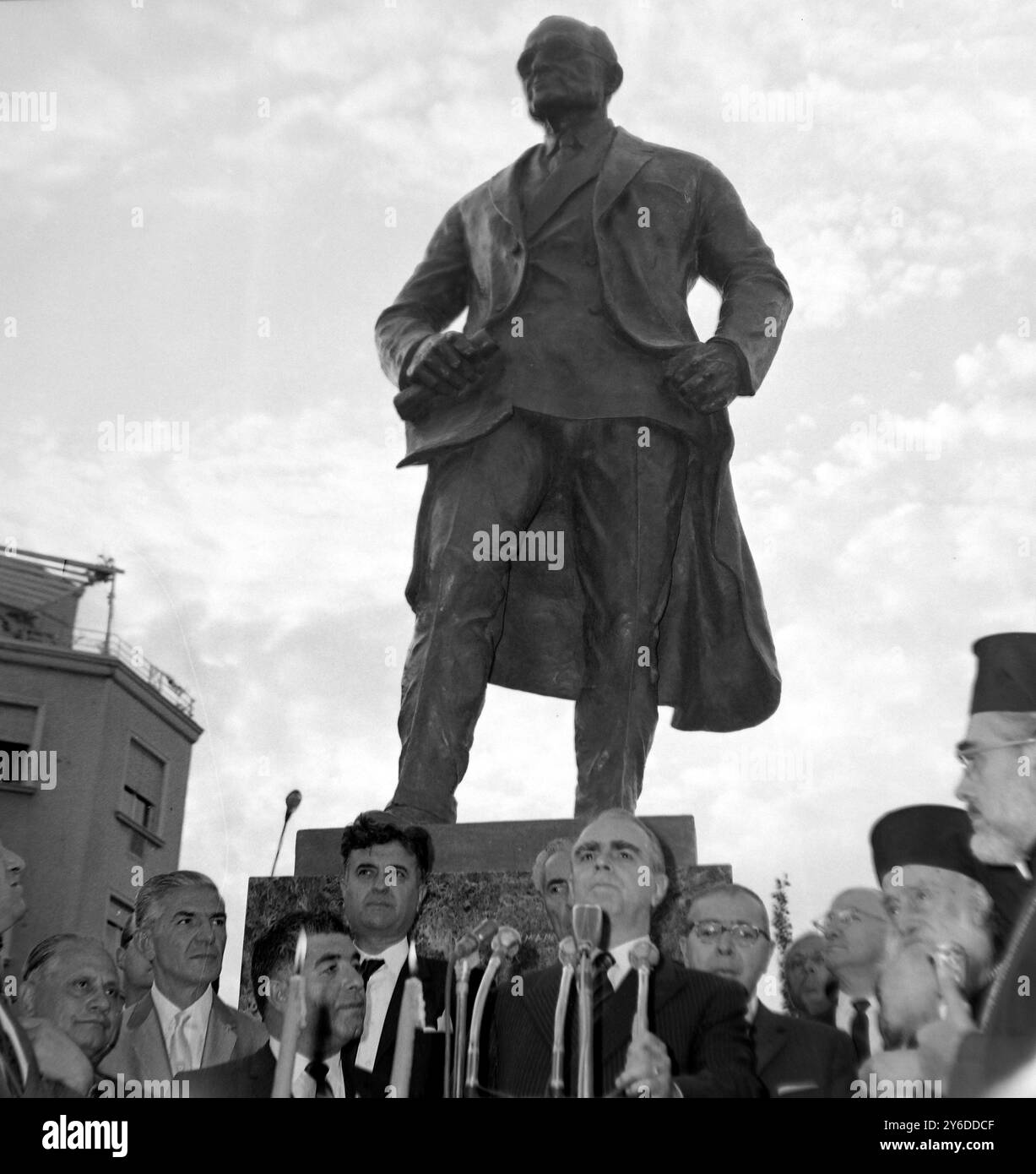 STATUE CONTROVERSÉE DÉVOILÉE À ATHÈNES PAR LE PREMIER MINISTRE GREC CONSTANTIN KARAMANLIS / ; 31 MAI 1963 Banque D'Images