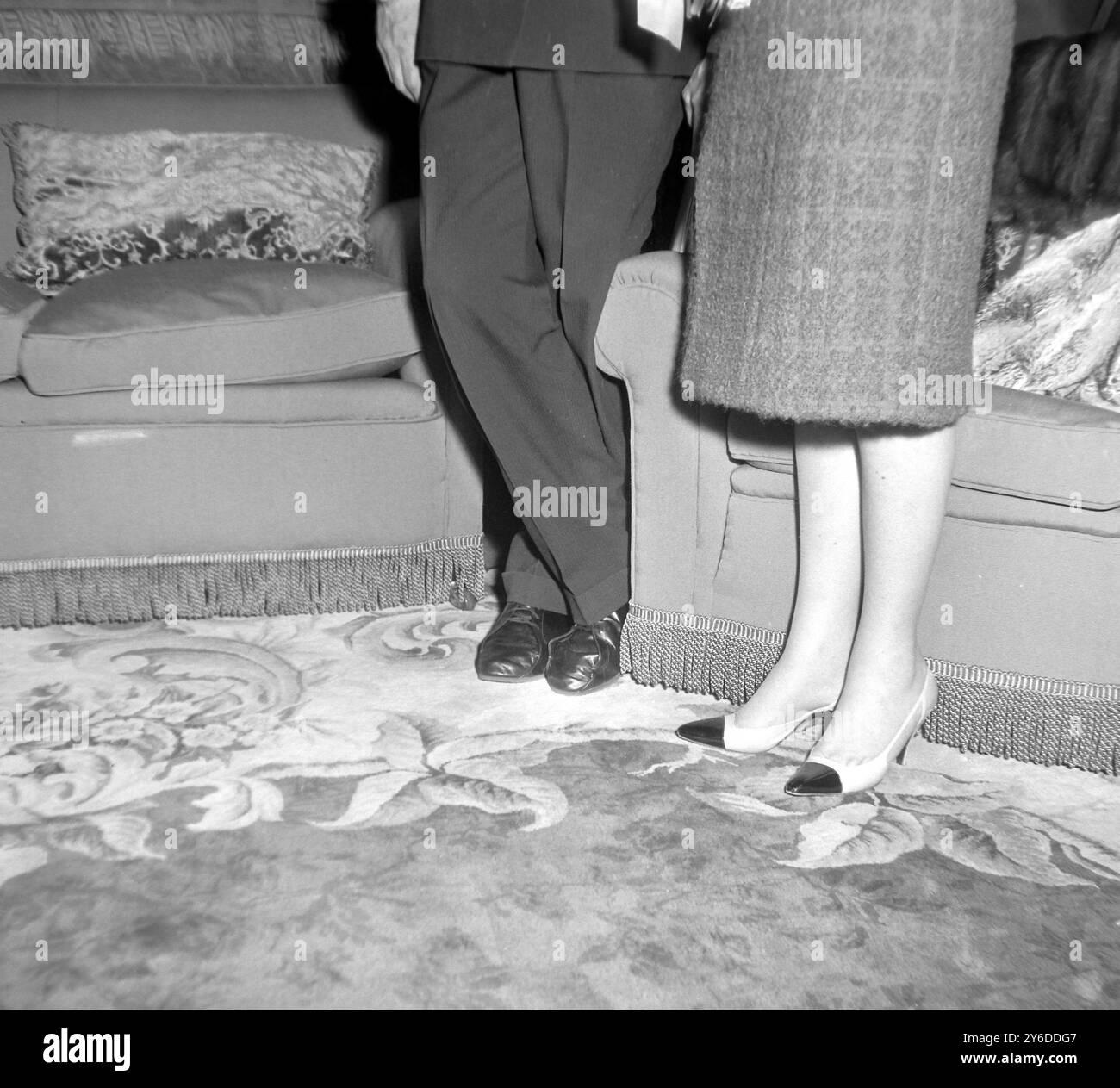 GINA LOLLOBRIGIDA ET LAURENCE OLIVIER MONTRANT LEURS JAMBES À LONDRES ; 30 MAI 1963 Banque D'Images