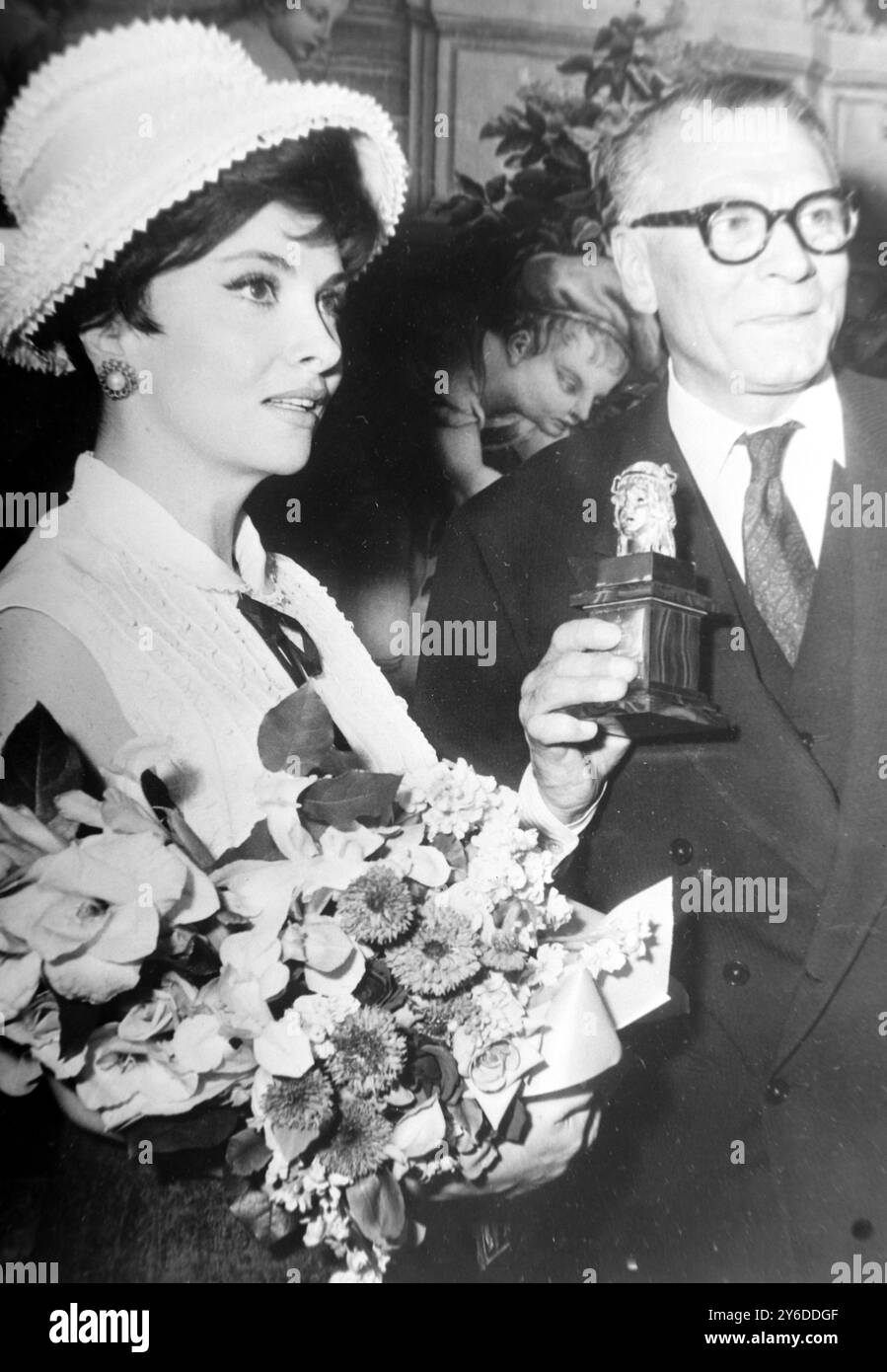 GINA LOLLOBRIGIDA ET LAURENCE OLIVIER À LONDRES / ; 30 MAI 1963 Banque D'Images