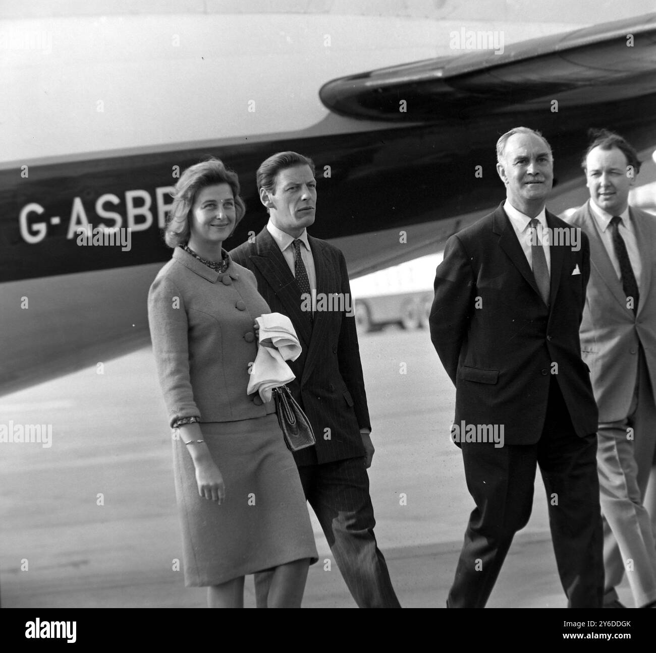 PRINCESSE ALEXANDRA AVEC ANGUS OGILVY À L'AÉROPORT DE GATWICK ; 30 MAI 1963 Banque D'Images