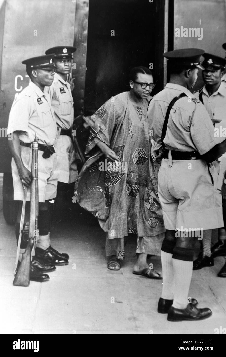 LE CHEF ANTHONY ENAHORO ARRIVE À LA COUR À LAGOS, NIGERIA / ; 27 MAI 1963 Banque D'Images