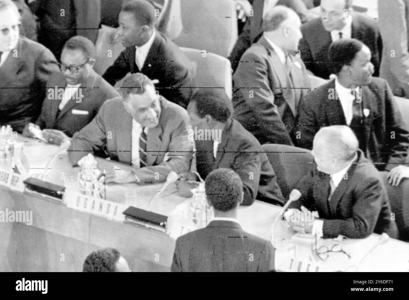 LE PRÉSIDENT DE LA RÉPUBLIQUE ARABE UNIE GAMAL ABDUL NASSER À LA CONFÉRENCE AFRICAINE À ADDIS-ABEBA AVEC LE PREMIER MINISTRE OUGANDAIS MILTON OBOTE ET LE PRÉSIDENT TUNISIEN HABIB BOURGIBA / ; 23 MAI 1963 Banque D'Images