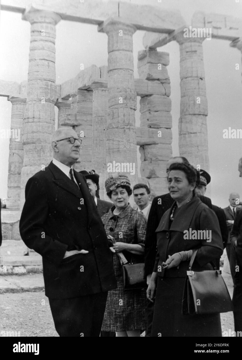 LE PRÉSIDENT FRANÇAIS CHARLES DE GAULLE AU TEMPLE DE NEPTUNE À ATHÈNES / ; 20 MAI 1963 Banque D'Images