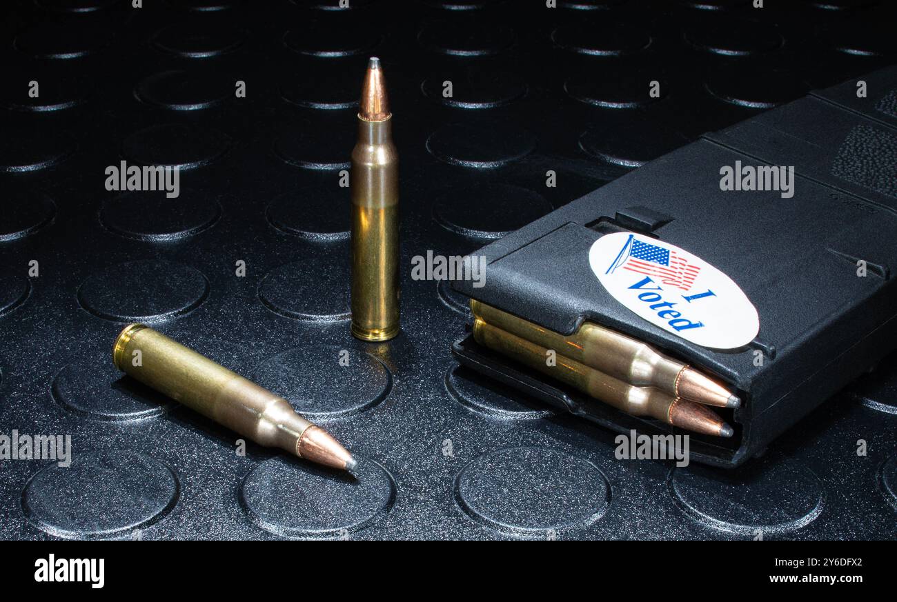 Magasin de fusil d'assaut chargé d'obus avec un autocollant I voté et des munitions près de b. Banque D'Images