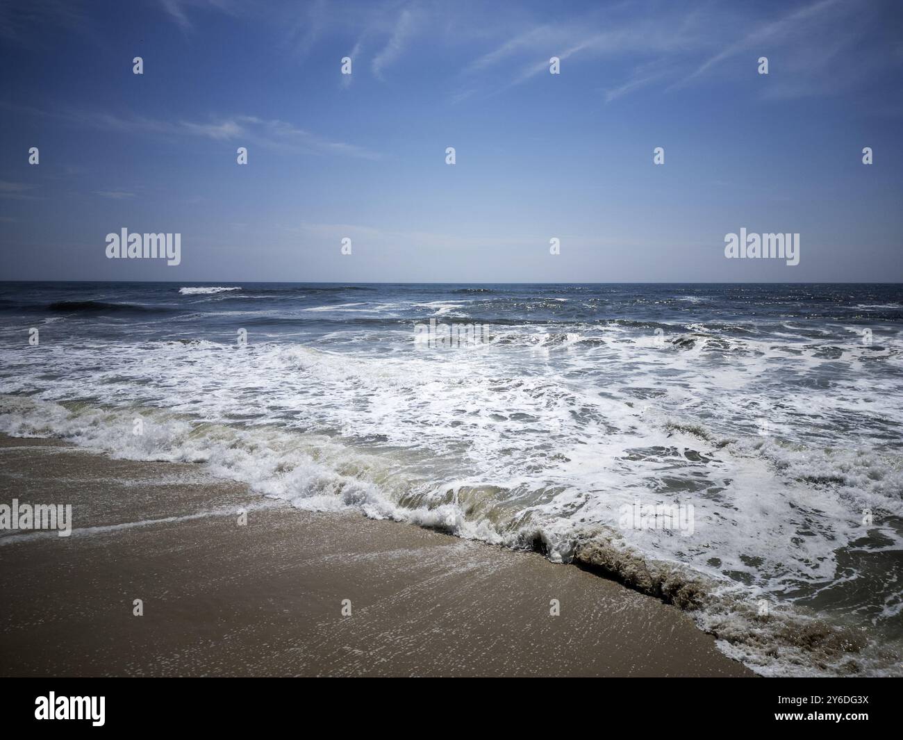 Drone vue d'un bord d'eau de plages sur Fire Island avec un fort courant et des vagues actives. Banque D'Images