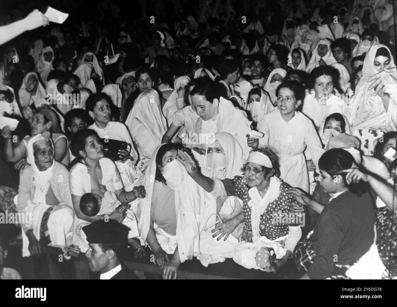 FEMMES MUSULMANES EN ROBES TRADITIONNELLES À ALGER COLLECTE DE FONDS / ; 17 MAI 1963 Banque D'Images