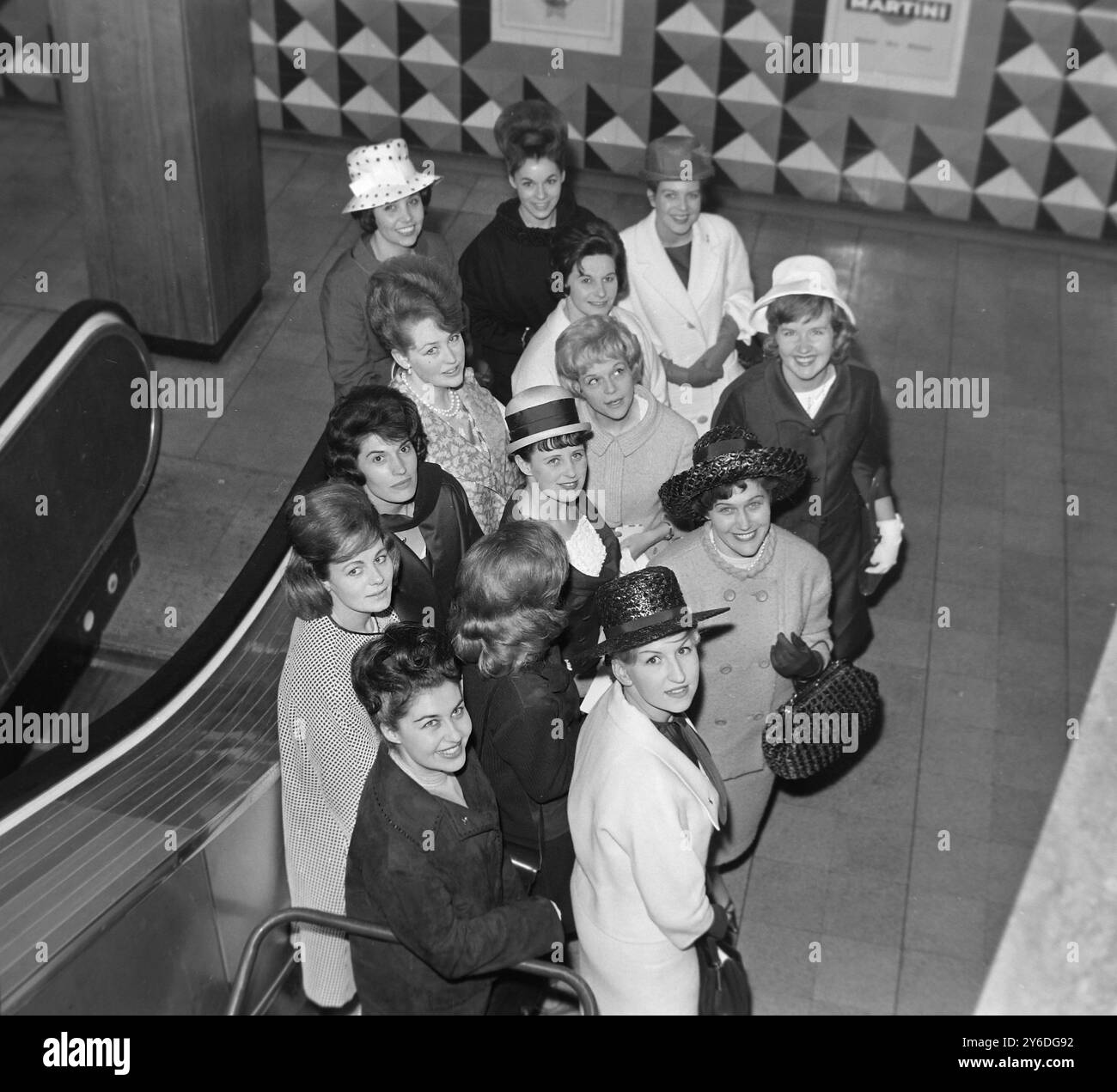 ÉPOUSES DE FOOTBALLEURS DES VAINQUEURS TOTTENHAM HOTSPUR À L'AÉROPORT DE LONDRES / ; 16 MAI 1963 Banque D'Images