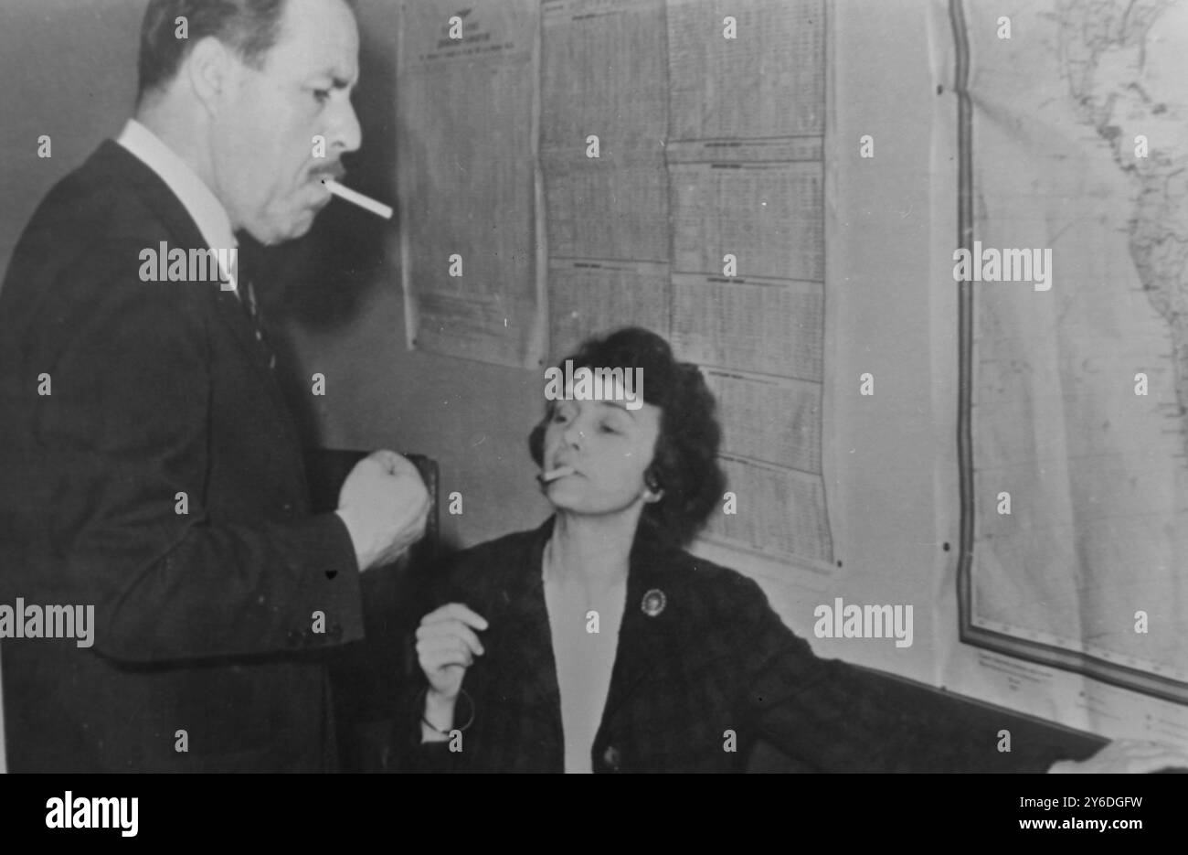 PROCÈS SPIES WYNNE À MOSCOU - MME SHEILA WYNNE REND VISITE À SON MARI GREVILLE À MOSCOU - DERNIÈRE RÉUNION TABAGISME ; 15 MAI 1963 Banque D'Images