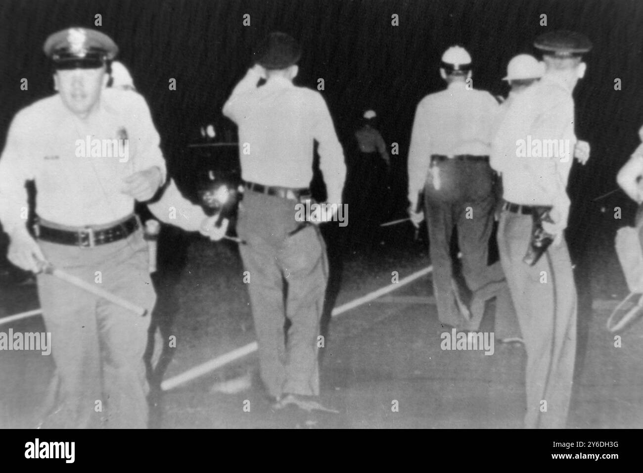 SÉGRÉGATION RACIALE NOIRS MANIFESTANT POUR L'ÉGALITÉ À BIRMINGHAM, ALABAMA ; 12 MAI 1963 Banque D'Images