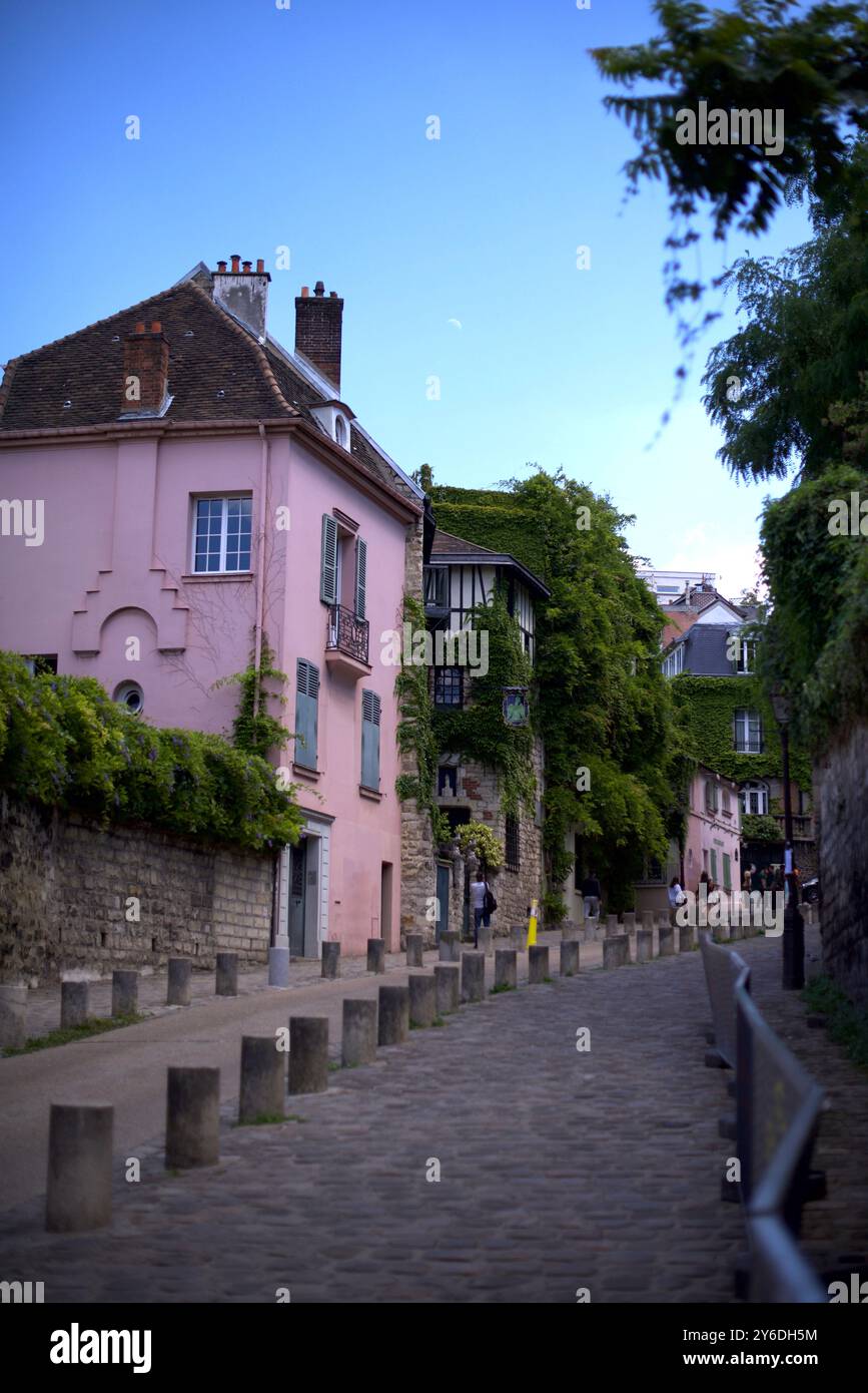 Rue Montmartre avec maisons roses Banque D'Images
