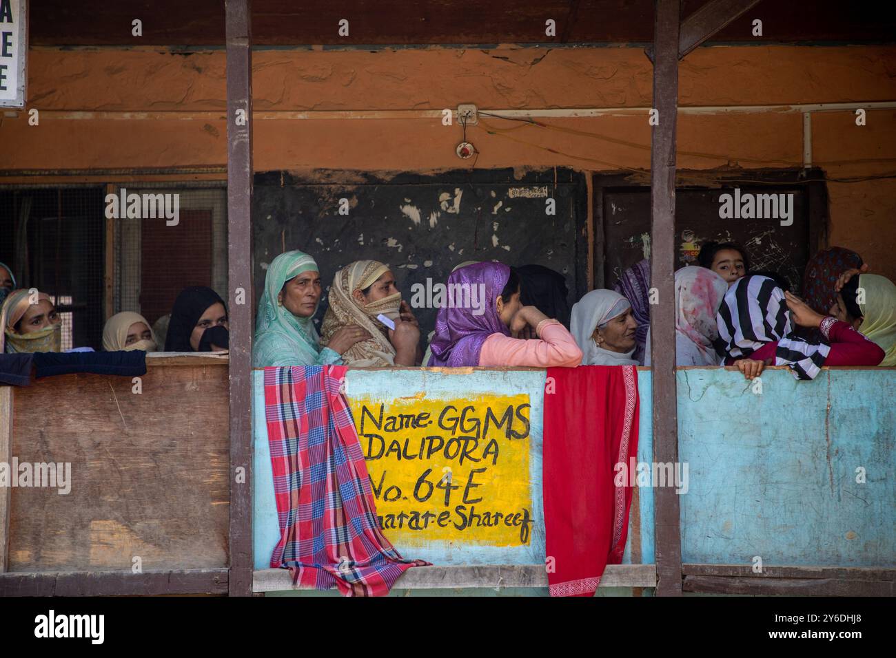 Budgam, Inde. 25 septembre 2024. Les électrices cachemiriennes attendent dans une file d'attente pour voter devant le bureau de vote pendant la deuxième phase des élections à l'Assemblée du Jammu-et-Cachemire à Budgam, au sud-ouest de Srinagar. Il s'agit des premières élections d'Assemblée locale en une décennie et des premières depuis que New Delhi a révoqué le statut semi-autonome de la région en 2019, la plaçant sous domination directe. Près de neuf millions de personnes sont inscrites sur les listes électorales dans la région contestée, traditionnellement connue pour ses boycotts visant à protester contre la domination indienne. Crédit : SOPA images Limited/Alamy Live News Banque D'Images