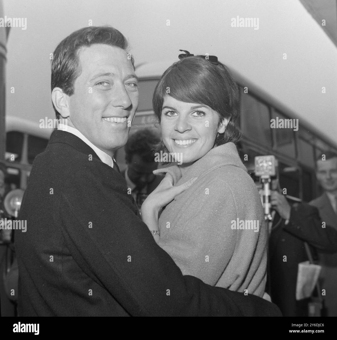 ANDY WILLIAMS ET SA FEMME CLAUDINE À L'AÉROPORT DE LONDRES / ; 3 MAI 1963 Banque D'Images