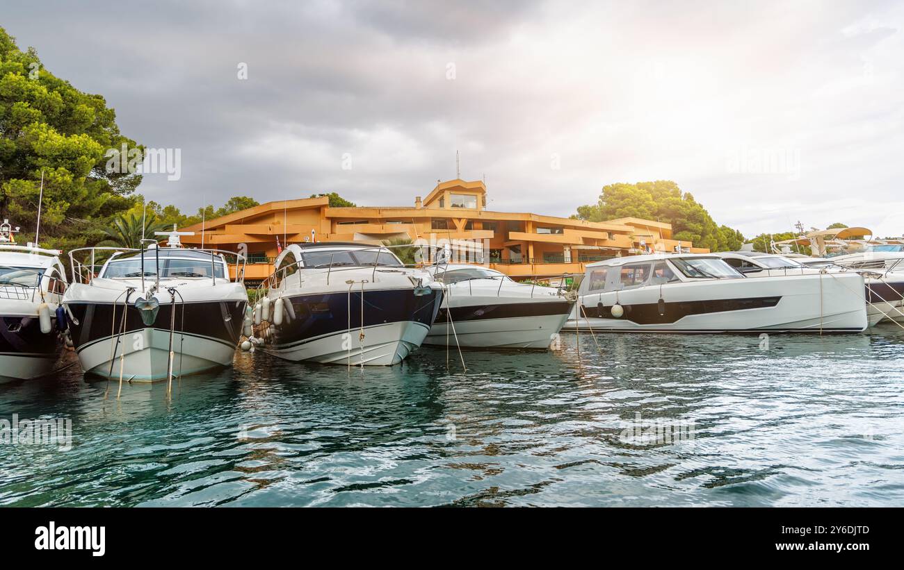 Club Náutico Santa Ponça. Marina, Santa Ponsa Yacht Club. Santa Ponsa est situé dans le sud-ouest de Majorque, dans la municipalité de Calvià. Banque D'Images