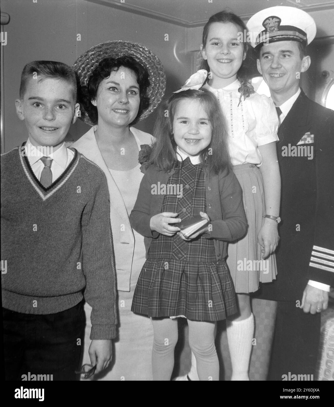 FAMILLE FRANK MANSON À BORD DU SS UNITED STATES À SOUTHAMPTON / ; 2 MAI 1963 Banque D'Images