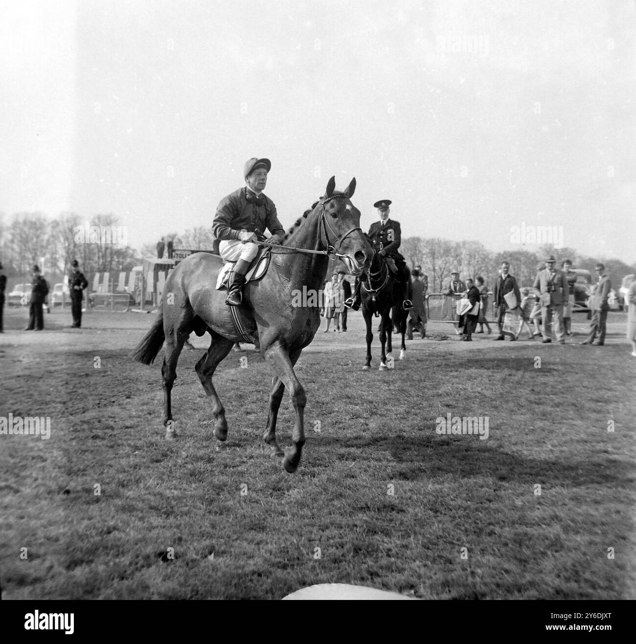 WHISKY DE COURSE DE CHEVAUX A GOGO & D SMITH À EPSOM ; 2 MAI 1963 Banque D'Images