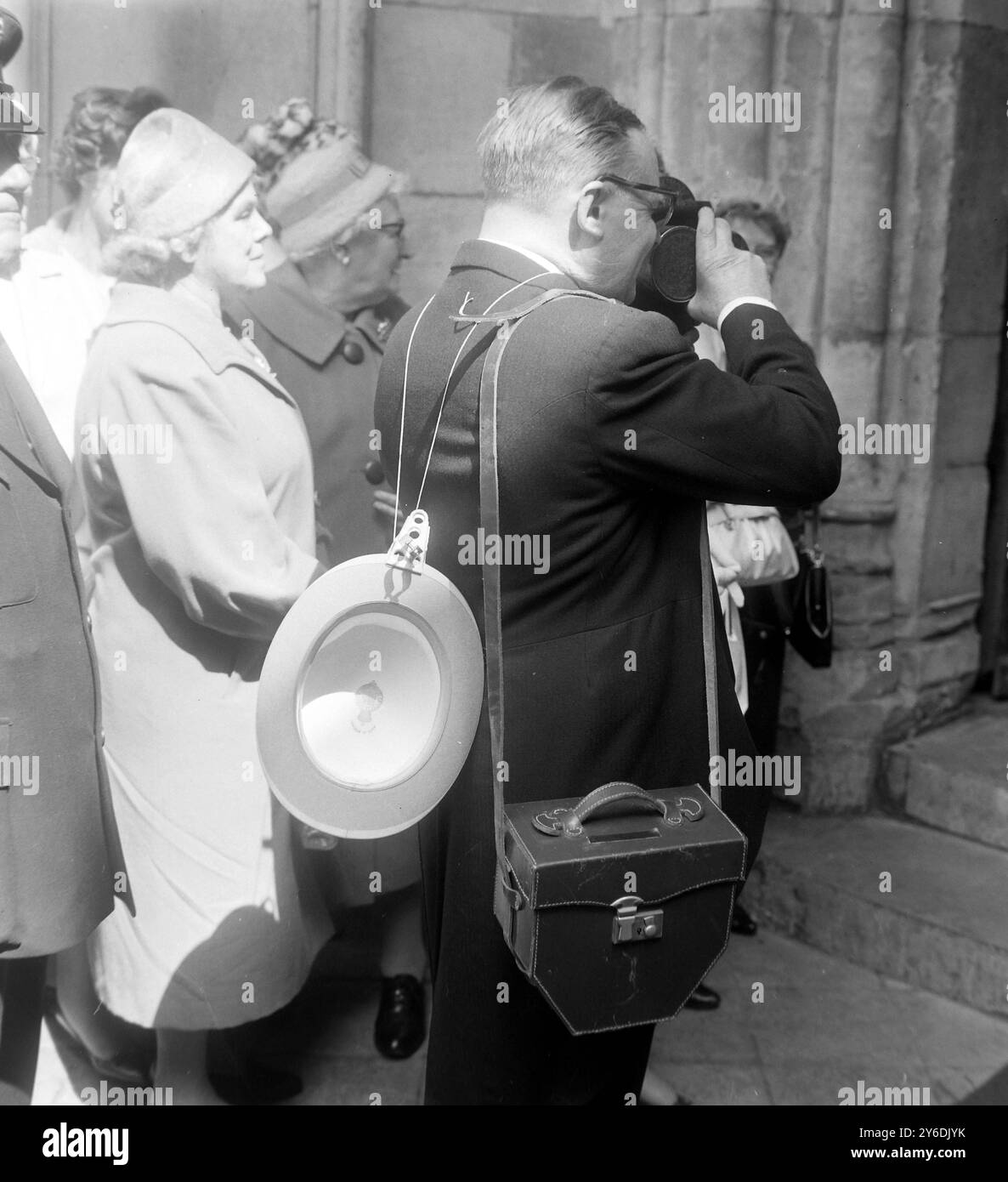 TIMOTHY HARTWRIGHT ET WENDY BRIGGS - ARCHIBALD JEFFREY PREND DES PHOTOS DE MARIAGE À LONDRES / ; 1 MAI 1963 Banque D'Images