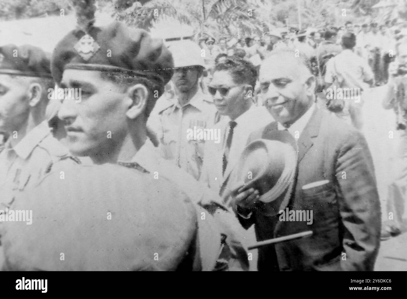 ADMINISTRATEUR DE L'ONU ABDOH AVEC CHEF DE LA MISSION UNTEA INDONÉSIENNE SUDJARWO ET TROUPES À KOTABARU ; 1ER MAI 1963 Banque D'Images