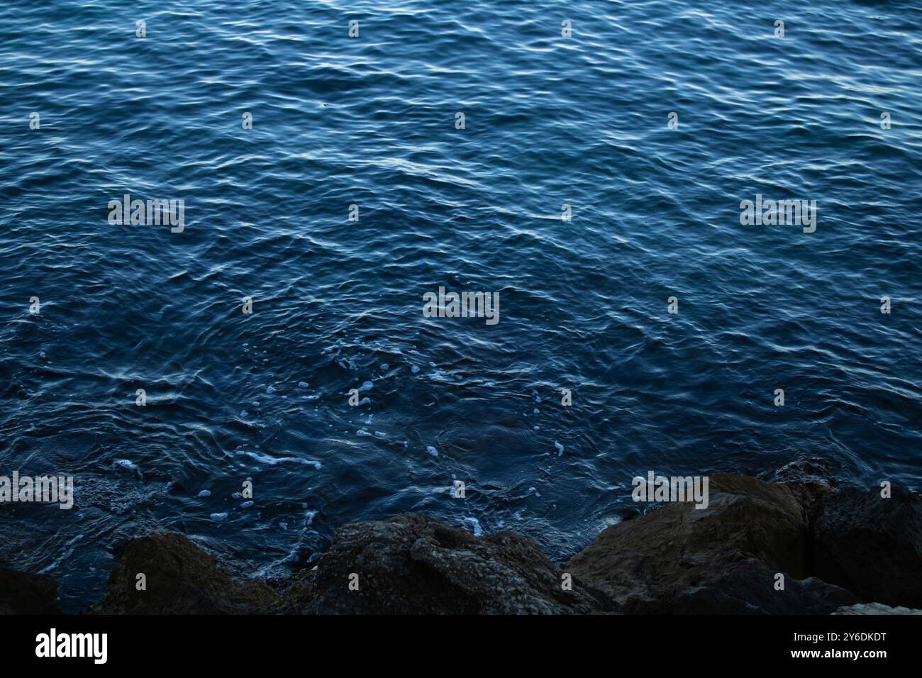 mer bleue qui semble calme et vous pouvez également voir quelques rochers un peu foncés sur le côté Banque D'Images