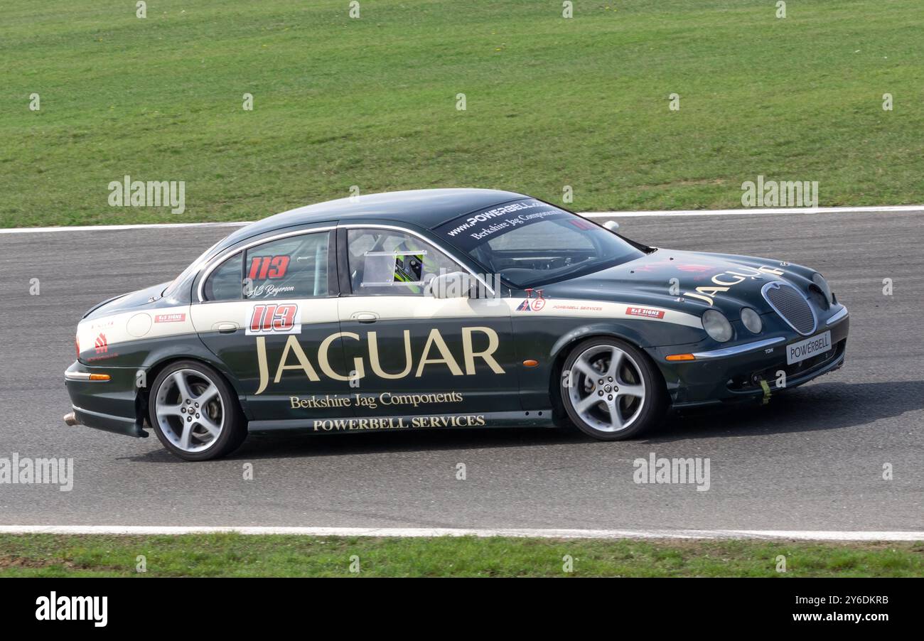 Andrew Rogerson dans sa Jaguar S type lors de la course Classic Touring car Racing Club 2023 à Snetterton, Norfolk, Royaume-Uni. Banque D'Images
