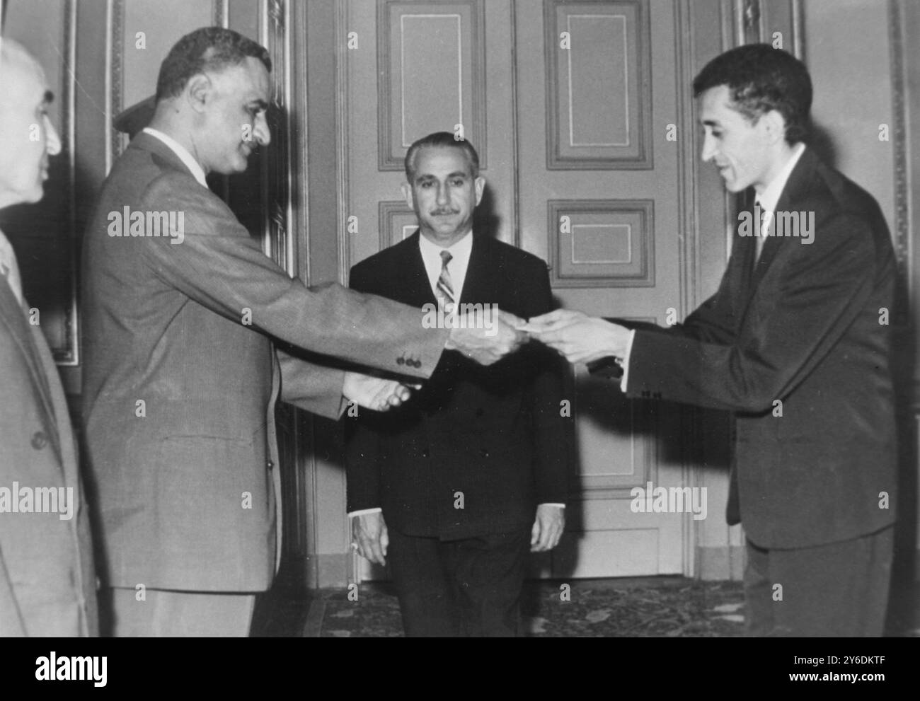 LAKHDA BRAHIMI AVEC LE PRÉSIDENT DE LA RÉPUBLIQUE ARABE UNIE GAMAL ABDUL NASSER / ; 25 AVRIL 1963 Banque D'Images