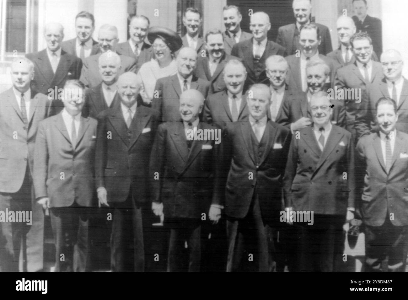 GOUVERNEMENT LE NOUVEAU PREMIER MINISTRE DU CANADA, LESTER PEARSON, AVEC LE NOUVEAU CABINET À OTTAWA ; 23 AVRIL 1963 Banque D'Images