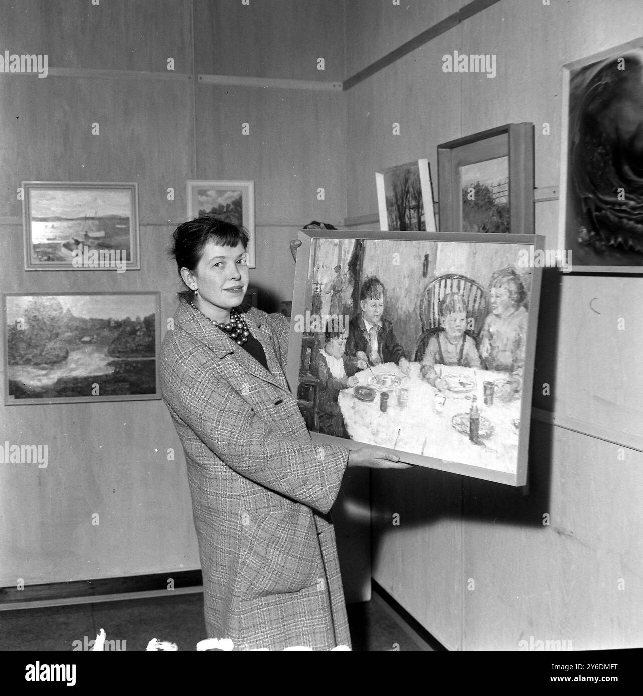 EXPOSITIONS LONDON ART MRS NANCY MITCHELL PEIGNANT DE JEUNES ENFANTS ; 19 AVRIL 1963 Banque D'Images