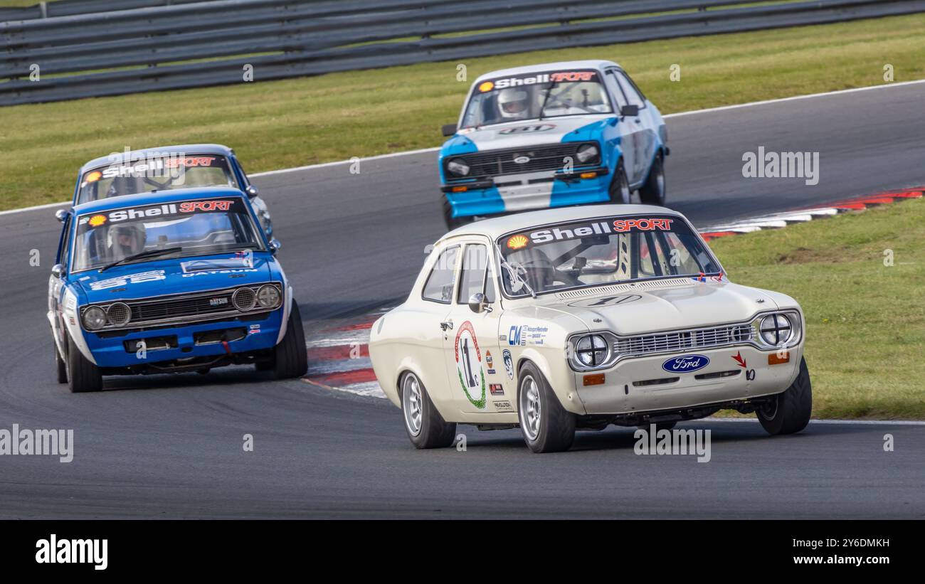 Stephen Primett mène de Palmer dans sa Ford Escort Mk1 1972 lors de la course Classic Touring car Racing Club 2023 à Snetterton, Norfolk, Royaume-Uni. Banque D'Images