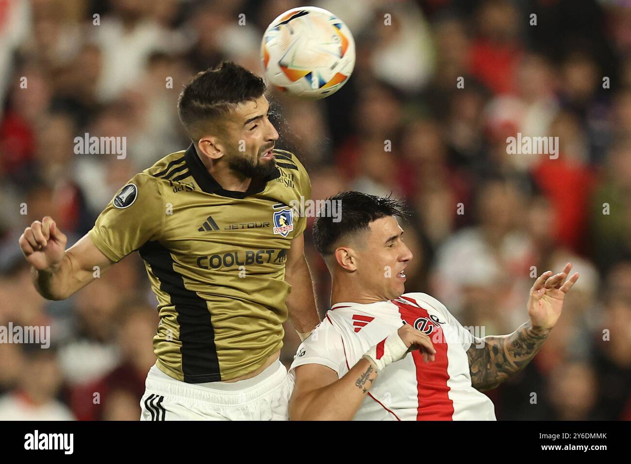 Buenos Aires, Argentine. 24 septembre 2024. Le défenseur chilien du Colo Colo Emiliano Amor (l) dirige le ballon sur l'attaquant argentin Adam Bareiro lors du match quart de finale de la CONMEBOL Copa Libertadores, au stade El Monumental de Buenos Aires, le 24 septembre 2024. Crédit : Alejandro Pagni/Alamy Live News Banque D'Images