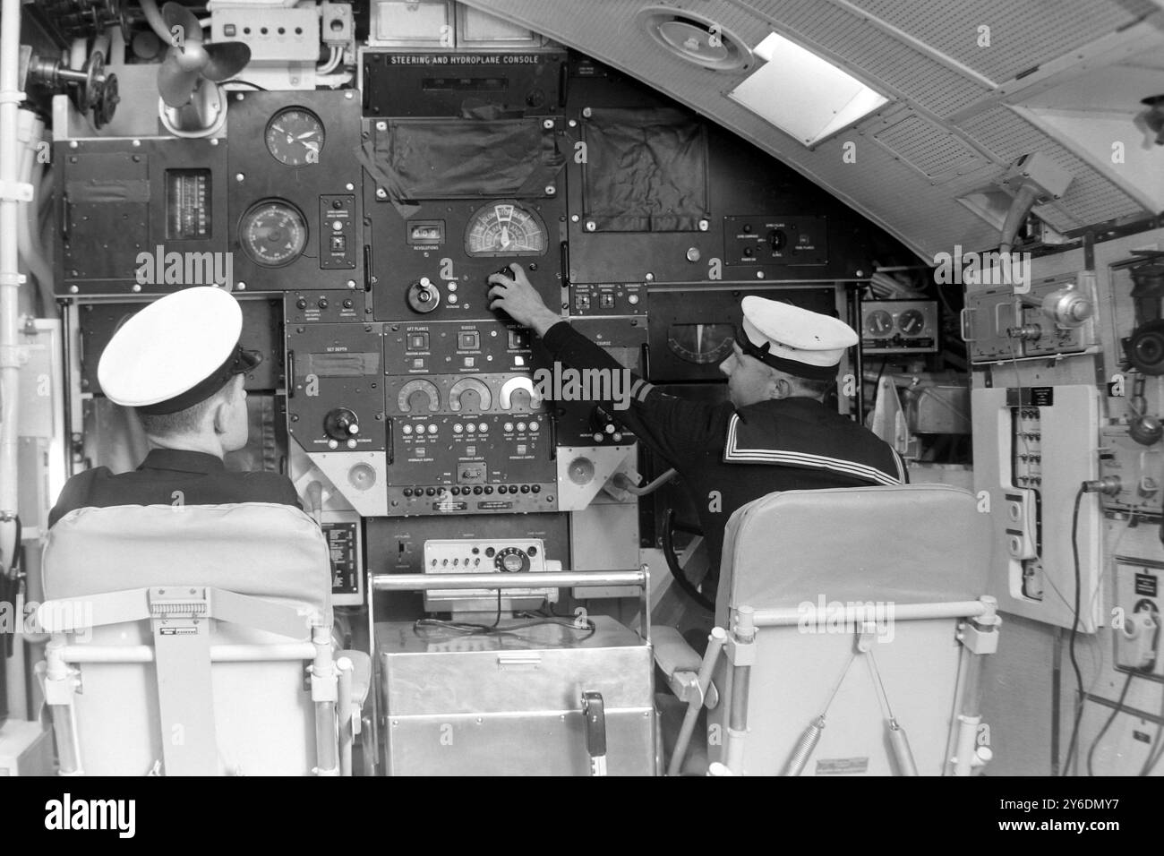 INSIDE BRITAINS PREMIER SOUS-MARIN NUCLÉAIRE - RODNEY DAVIES NAVY ET DAVID WHITE / ; 17 AVRIL 1963 Banque D'Images